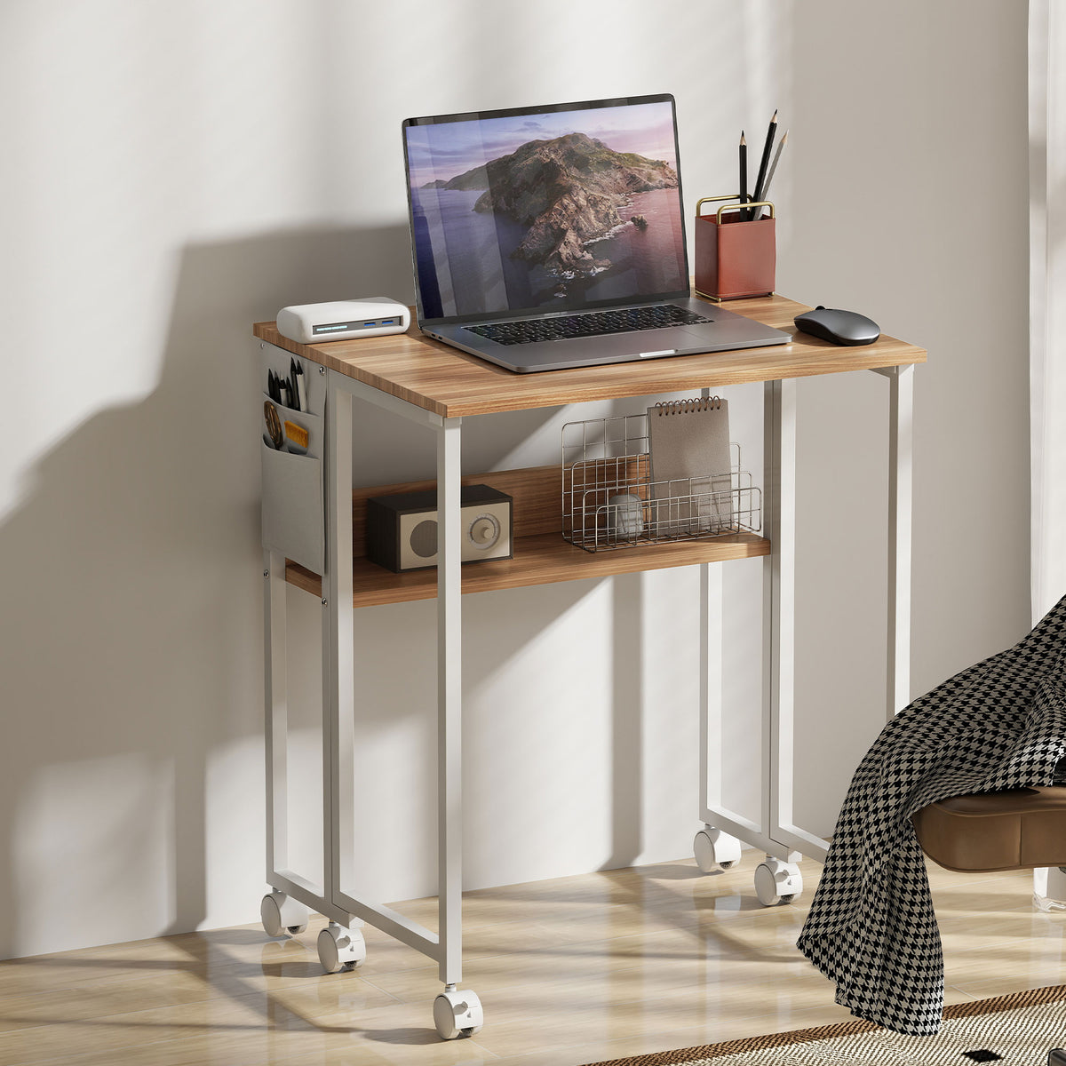 Bureau pliable sur roulettes 63 x 50 cm avec étagère et sac de rangement, bois naturel | SeeMyMails Marketplace